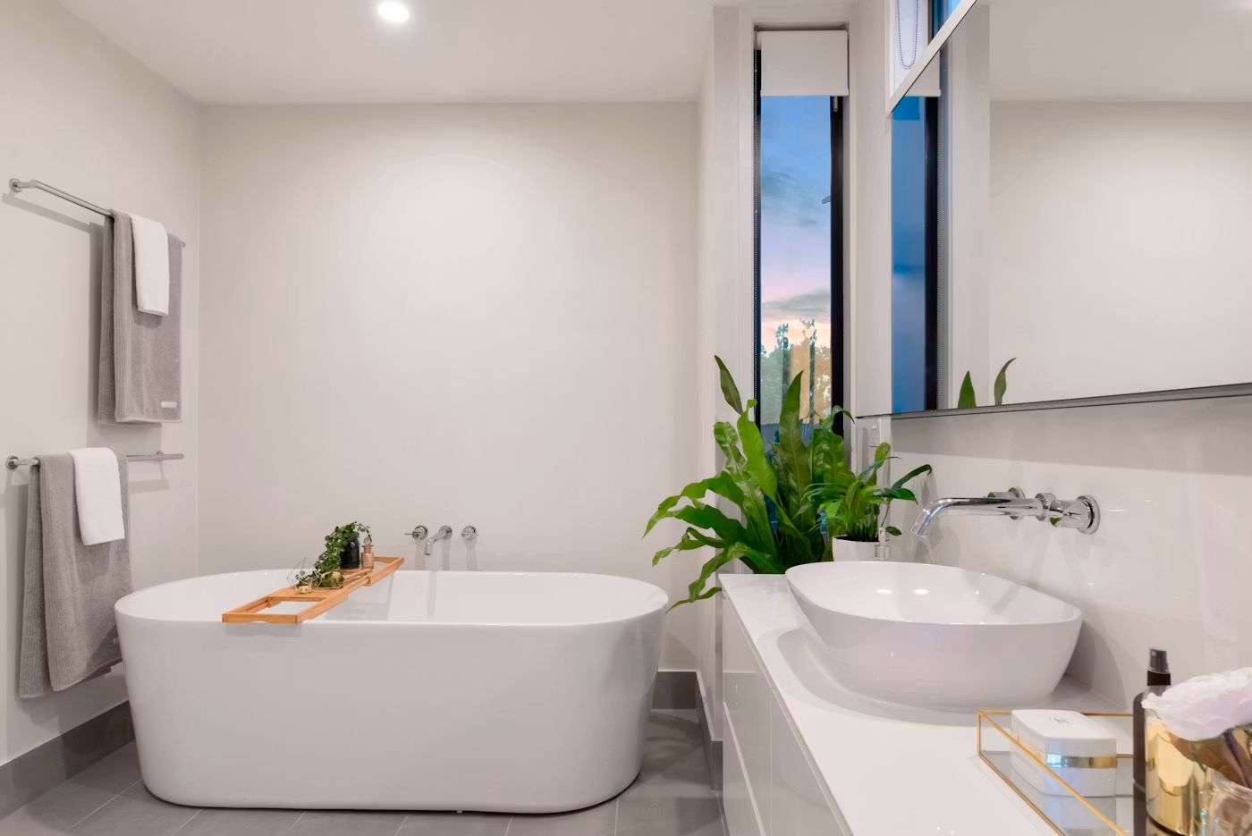Detalle de baño sobrio con terminaciones cálidas